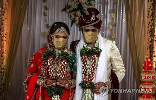 인도 뭄바이에서 마스크를 쓰고 결혼식을 진행하는 힌두교도 신랑과 신부. [EPA=연합뉴스] 