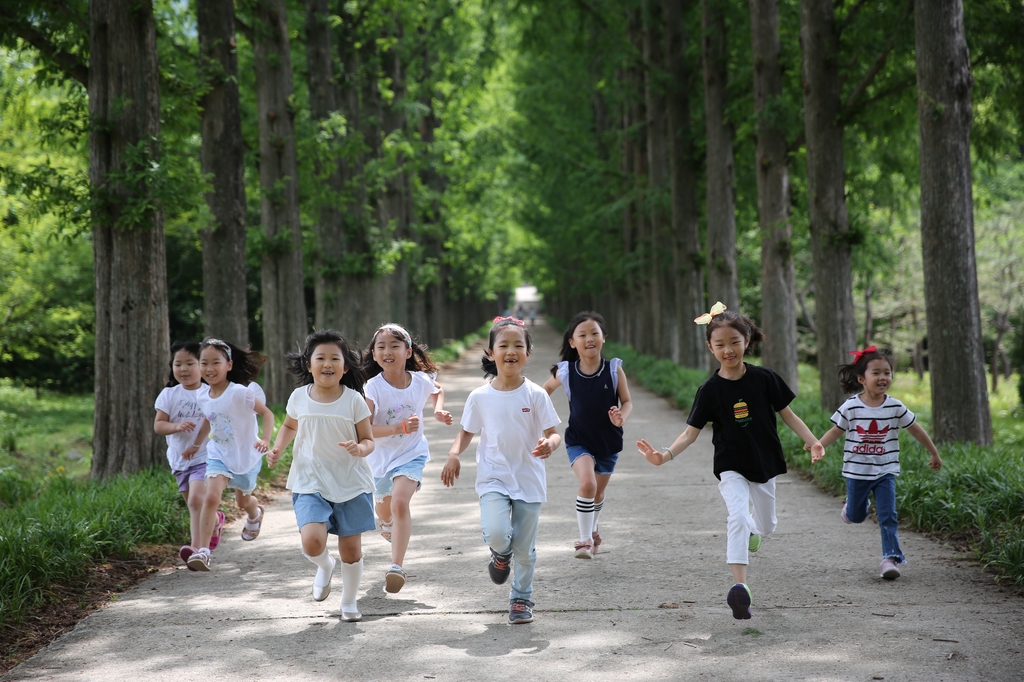 전남도산림자원연구소 숲길을 뛰노는 아이들