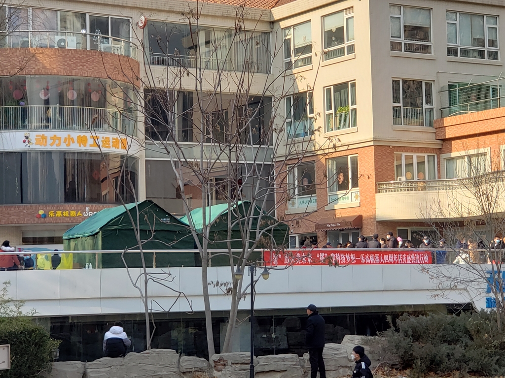 코로나19 검사위해 대기 중인 베이징 왕징 아파트 주민들