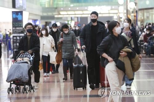 (도쿄 AP=연합뉴스) 29일 여행객들로 붐비는 도쿄 하네다공항 국내선 터미널. 이날 도쿄에서만 코로나19 신규 확진자가 856명을 기록했다. leekm@yna.co.kr