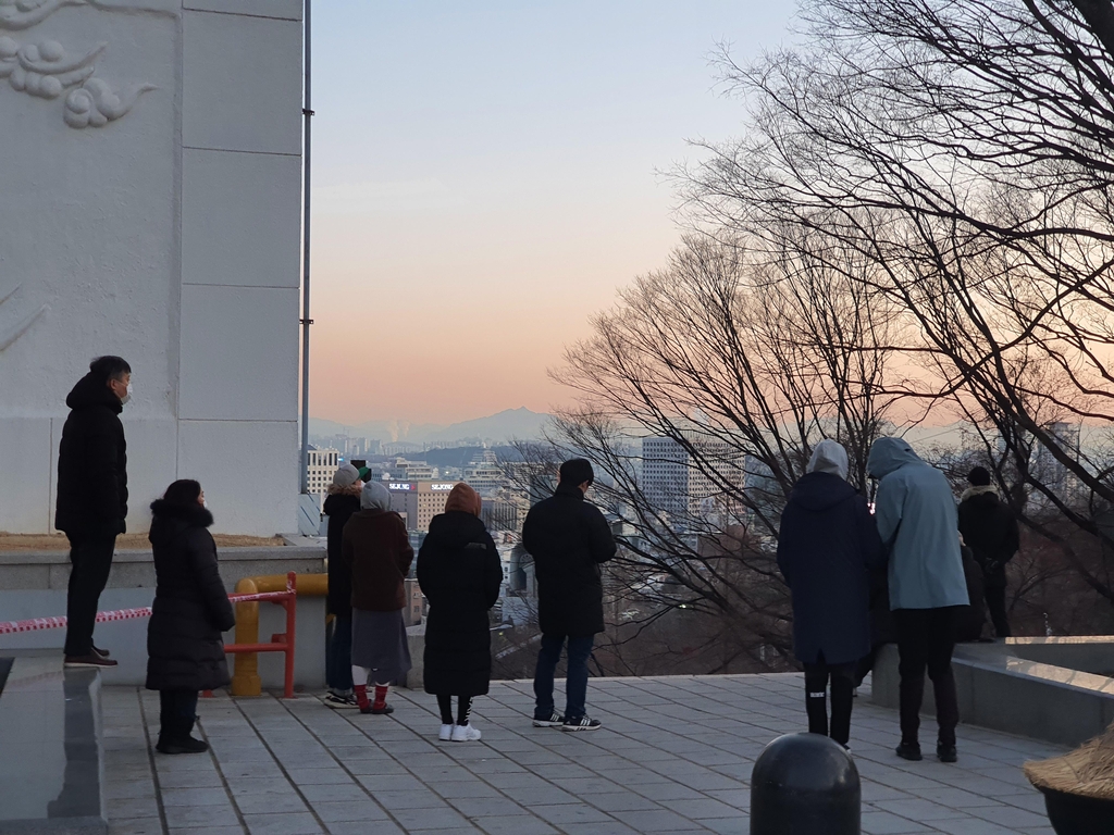 남산 안중근의사기념관 인근 광장에서 해돋이 구경하는 시민들
