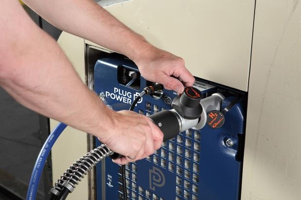 미국 플러그파워사의 수소 충전기에 수소를 주입하는 모습