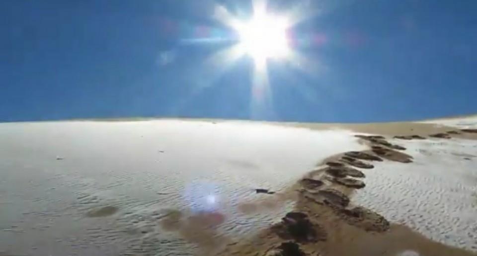 13일(현지시간) 북아프리카 알제리 아인 세프라 지역 사하라 사막에 눈이 쌓여있다.