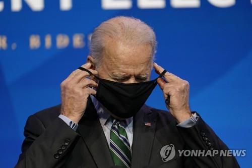 조 바이든 대통령이 마스크를 착용하고 있다. [AP=연합뉴스 자료사진]