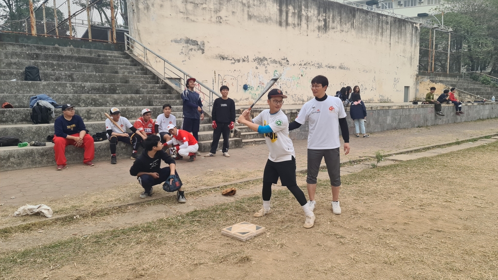 베트남 야구 선수 지도하는 이장형 교사