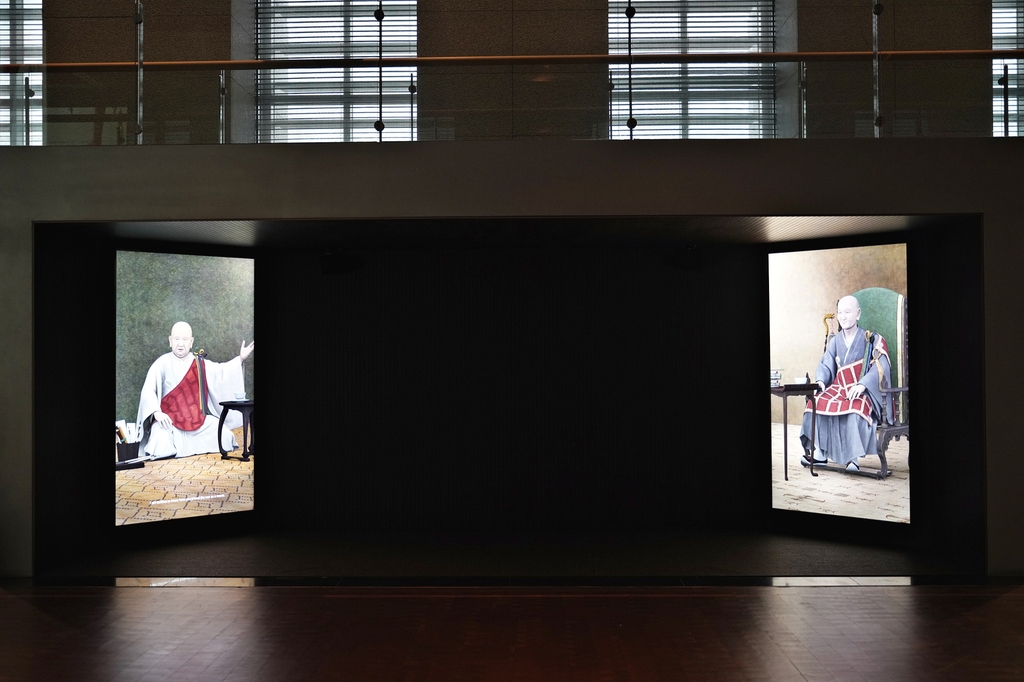 불교회화실 휴게공간에 설치된 승려 초상화 영상