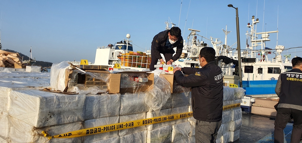 밀수한 중국산 담배 확인하는 해양경찰