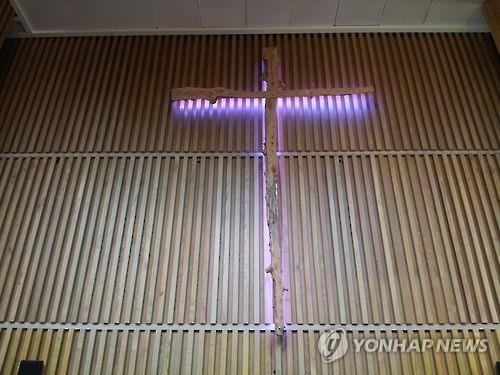개신교회 내부에 설치된 십자가 (코로나19와 관련 없는 자료사진)