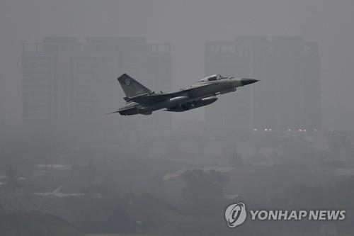훈련 비행 나서는 대만 국산전투기 IDF