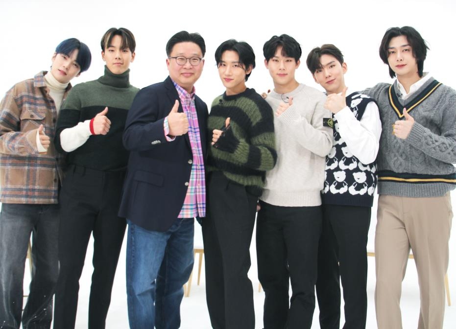 서경덕 교수(왼쪽 3번째)와 몬스타엑스