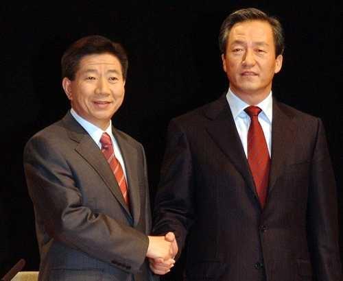 2002년 11월 TV토론서 악수하는 노무현-정몽준 당시 후보 