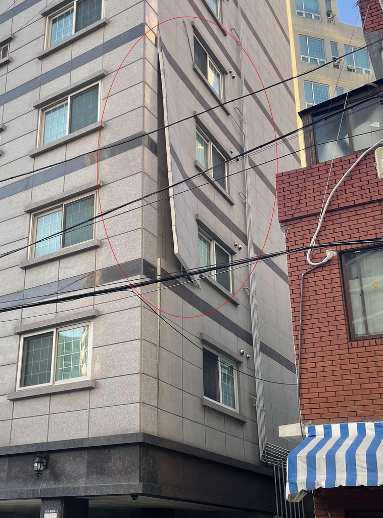 최대 초속 23m 강풍…부산 외벽 마감재 추락 등 피해 속출 - 1