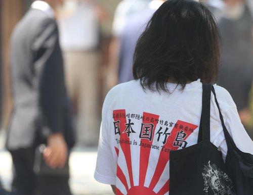 2020년 8월 15일 일본 도쿄도(東京都) 지요다(千代田)구 소재 야스쿠니(靖國)신사를 방문한 한 참배객이 독도가 일본 땅이라는 주장이 담긴 티셔츠를 착용하고 있다. [연합뉴스 자료사진]