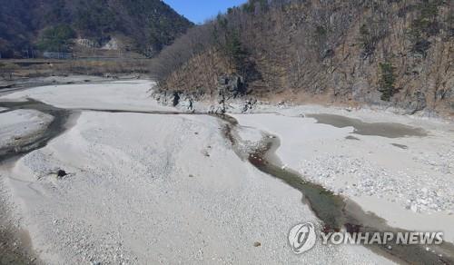 23일 강원 강릉시민의 식수원인 오봉저수지 상류가 바닥을 드러내고 있다. [촬영 이해용]