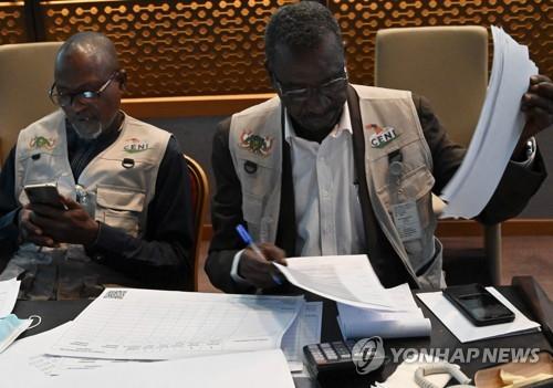 지난 21일 니제르의 독립적 선관위 직원들이 대선 결선 결과를 집계하고 있다.