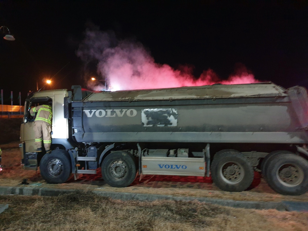 대형트럭 금속화재 막는 소방관