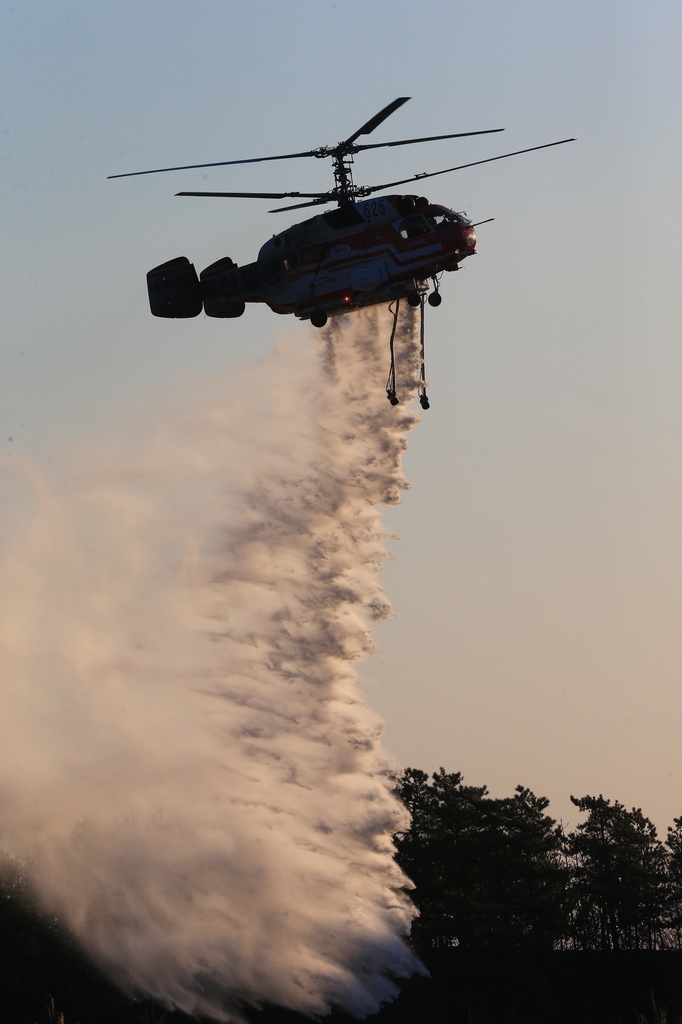 산불 진화하는 산림청 헬기