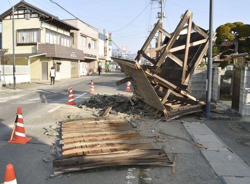일본 후쿠시마 앞바다 지진으로 쓰러진 목조 시설물
