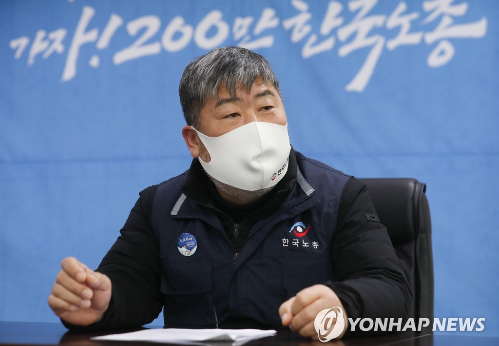 연합뉴스와 인터뷰하는 김동명 한국노총 위원장
