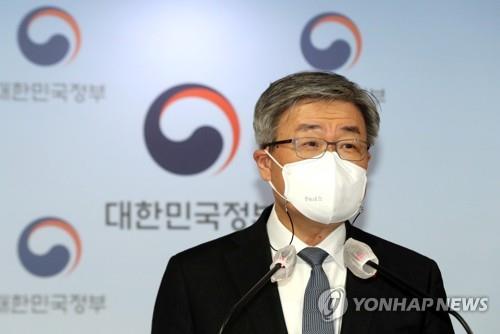 브리핑하는 이재갑 고용노동부 장관