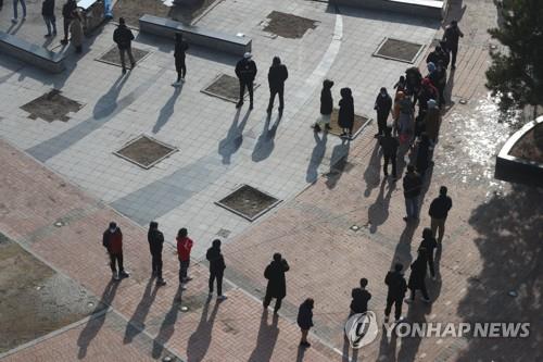 드리우는 코로나19의 그림자