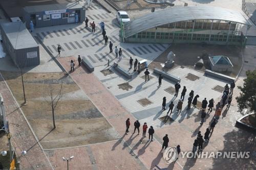 아침부터 길어지는 코로나19 검사 행렬