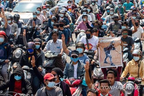 만달레이 시위 도중 경찰 총격에 숨진 치알 신의 장례식 모습. 2021.3.4