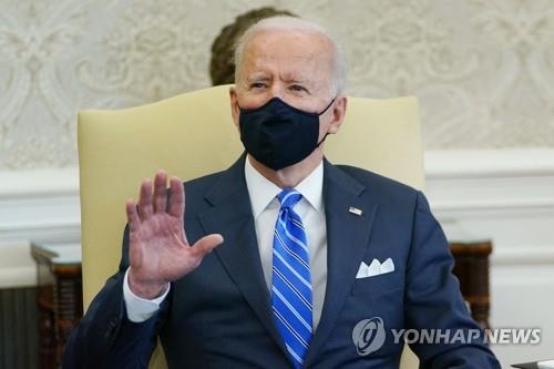 (워싱턴 AFP=연합뉴스) 조 바이든 미국 대통령이 4일 백악관 집무실에서 하원 의원들과 인프라(사회기반시설)에 관한 논의를 하고 있다. leekm@yna.co.kr