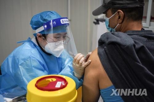 지난달 중국 베이징의 코로나19 백신 접종 장면