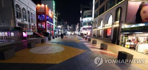 한산한 홍대 앞 거리