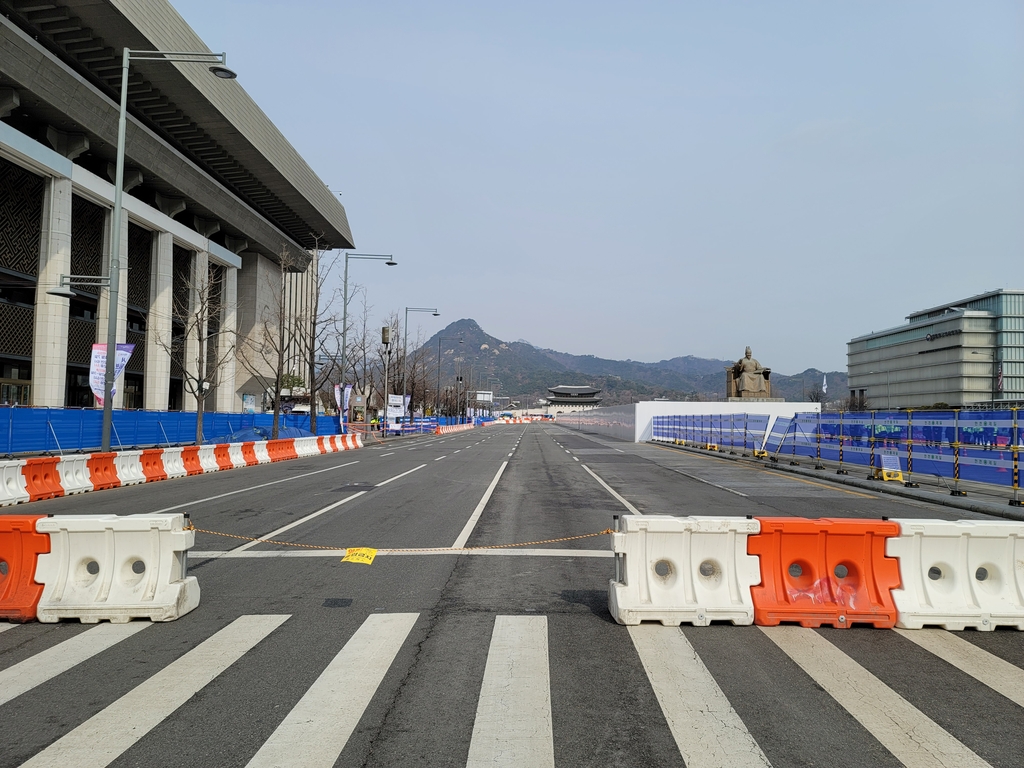 6일 통제된 광화문 광장 서쪽 도로