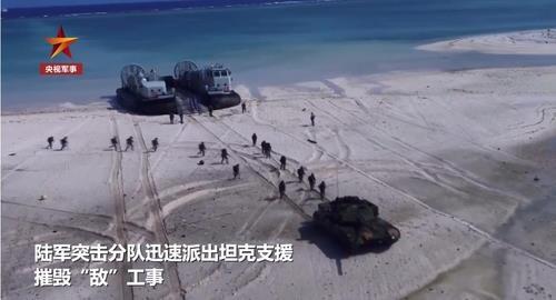 공기부양정에서 내린 중국군 병력과 탱크가 상륙작전을 하는 장면