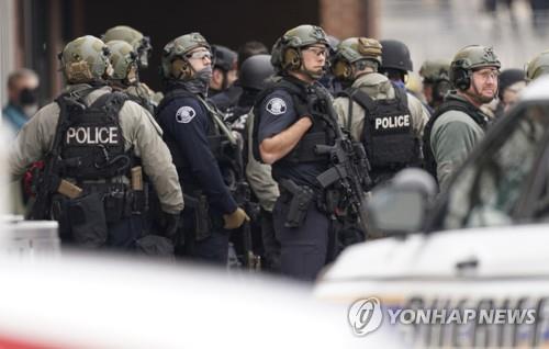 콜로라도 총격 사건 현장에 투입된 중무장 경찰