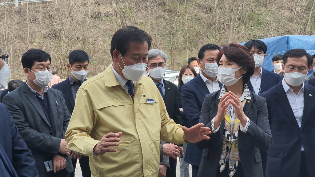 한정애 환경부 장관(오른쪽)에게 설명하는 김재종 옥천군수