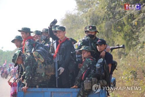 카렌민족연합(KNU) 반군들이 反쿠데타 시위에 동참한 모습