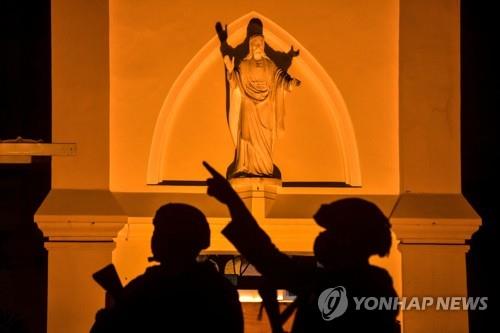 부활절 앞두고 마카사르의 성당 경비나선 무장 경찰들