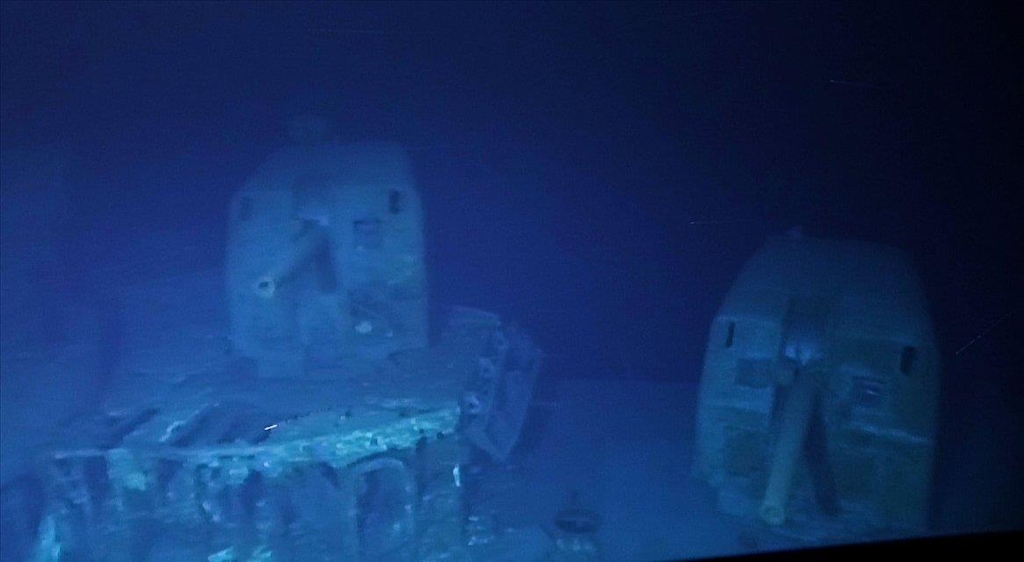 존스턴함의 함포 포탑이 온전한 상태로 남아있는 모습