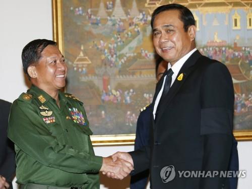 민 아웅 흘라잉(왼쪽) 미얀마군 최고사령관과 쁘라윳 짠오차 태국 총리.2017.8.30