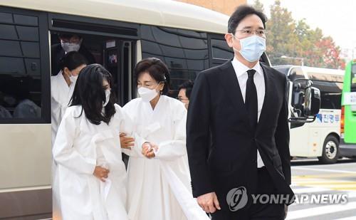 이건희 회장 영결식 참석하는 유족들