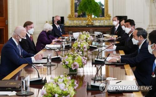 조 바이든 미국 대통령(왼쪽)과 스가 요시히데 일본 총리가 16일(현지시간) 백악관에서 확대정상회담을 하고 있다. [AFP=연합뉴스]