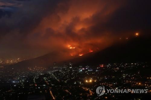 19일(현지시간) 강풍에 번지고 있는 테이블마운틴 산불 모습