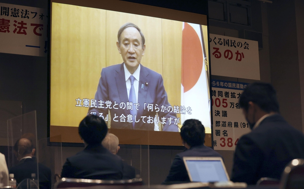 (도쿄 교도=연합뉴스) 스가 요시히데 일본 총리가 3일 개헌파가 주최한 헌법기념일 행사에서 비디오 메시지를 통해 개헌 필요성을 역설하고 있다. 