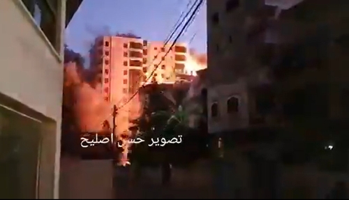 가자지구 주거용 건물이 이스라엘의 공습을 받는 모습. 이 건물은 곧바로 붕괴했다.