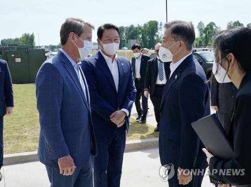 미국 SK 공장 방문한 문 대통령 (애틀랜타=연합뉴스) 최재구 기자 = 문재인 대통령이 22일 오후(현지시간) 미국 애틀랜타 SK이노베이션 전기차 배터리 공장을 방문, 최태원 SK회장(가운데), 브라이언 켐프 조지아 주지사 영접을 받고 있다. 2021.5.23 jjaeck9@yna.co.kr(끝)