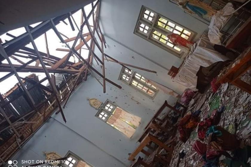 미얀마군의 포격으로 폐허가 된 성당