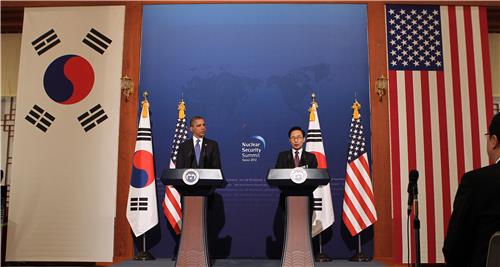 <핵안보> 한.미 정상 기자회견 (서울=연합뉴스) 진성철 기자 = 이명박 대통령과 버락 오바마 미국 대통령이 25일 청와대에서 한.미 정상회담을 마친 뒤 공동 기자회견하고 있다. 오바마 대통령은 오는 26일 열리는 '2012 서울 핵안보정상회의' 참석차 방한했다. 2012.3.25 zjin@yna.co.kr