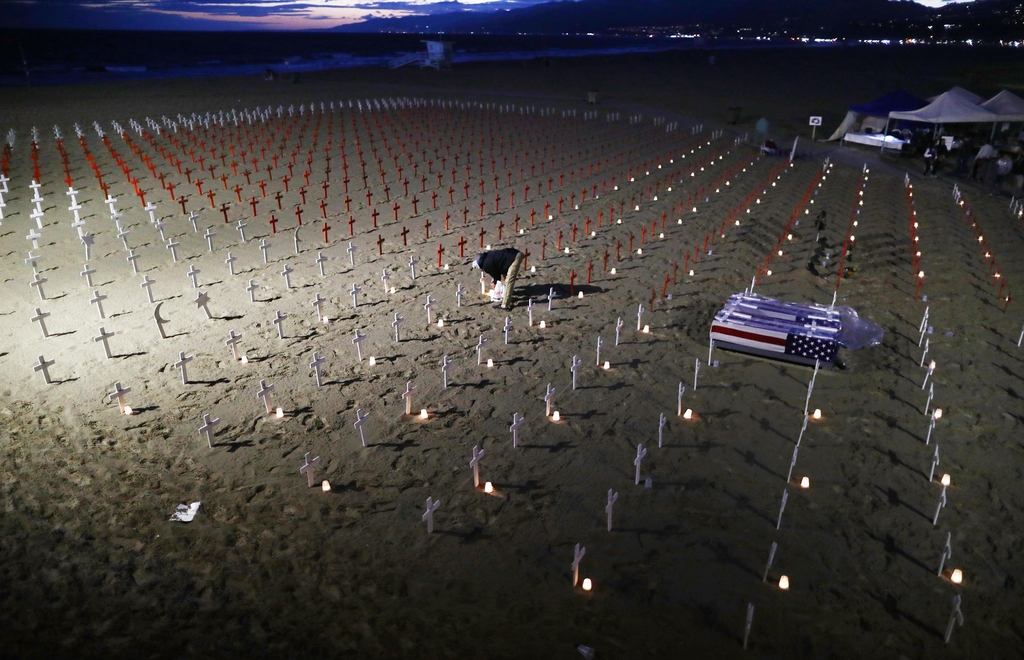 미국 산타모니카 해변의 참전군인 희생자 추모 십자가 - 2019