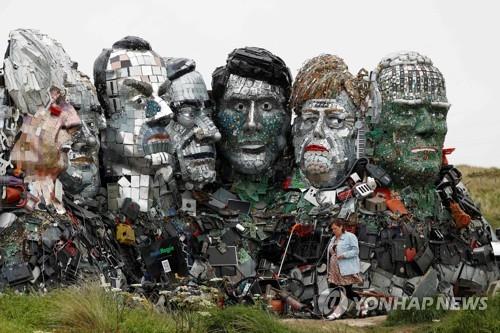 미국 러시모어산 조각을 본떠 G7 정상들 얼굴을 전자제품 쓰레기로 만든 작품[AFP=연합뉴스]