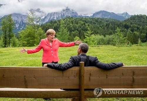앙겔라 메르켈 독일 총리가 2015년 독일 엘마우 성에서 열린 G7 정상회의에서 대화를 나누고 있다[EPA=연합뉴스]
