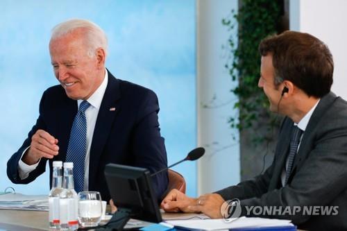 G7 정상회의 중 마크롱 대통령과 대화하며 웃는 바이든[AFP=연합뉴스]